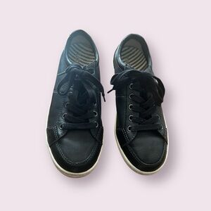 Taos Onward Black Leather Sneakers Women’s size 8